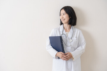 白衣の女性