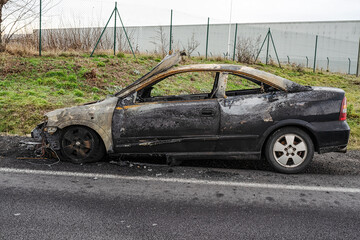 voiture incendiée sur le bord de la route