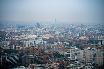 torre españa con niebla