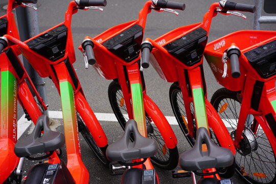 Mehrere Lime e-Fahrr&auml;der am Potsdamer Platz in Berlin am 27.12.2020