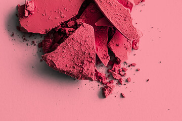 Rotes Lidschattenpulver als Make-up-Palettennahaufnahme, zerkleinerte Kosmetik und Schönheitstexturen