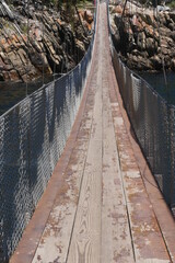 Storms River Suspension Bridge im Tsitsikamma Nationalpark, Südafrika. Sie ist 192 m lang, wurde 1956 als erste Brücke ihrer Art erbaut und führt in 139 m über die Schlucht des Storms River. 