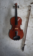 Fototapeta na wymiar Violin and bow put on grunge surface background