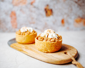 Mini apple crumble pie