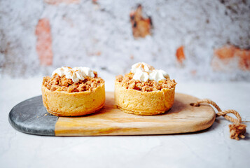 Mini apple crumble pie