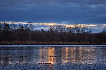 Sonnenaufgang am Waldsee Lauer in Markkleeberg bei Leipzig.