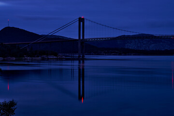 Obraz na płótnie Canvas suspension bridge over the fjord at night