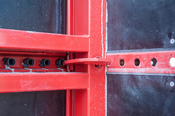 The clamp connects two panels of columns.