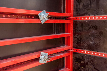 The clamp connects two panels of columns.