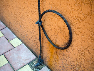 Grounding cable at the outer wall of the building