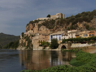 Fototapeta na wymiar Castillo al borde del rio
