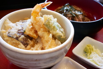 日本料理の天丼とそば