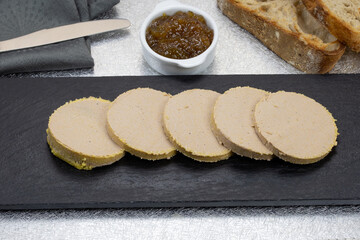 plat de foie gras sur une table