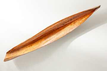 Obraz premium Palmenblatt-auf-weißem-Hintergrund