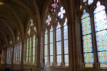 Claustro de la catedral de Burgos con amplia vidriera