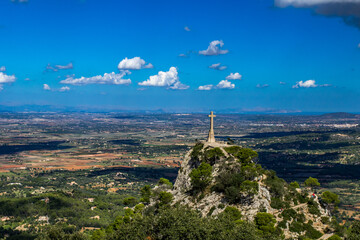 Steinkreuz beim Kloster Santuari de Sant Salvador, Mallorca, Spanien