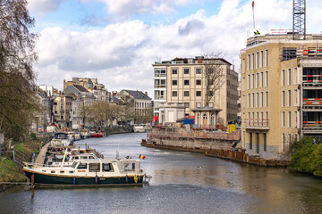 겐트강 위에 떠있는 배