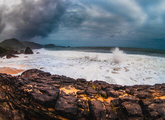 Obraz premium waves crashing on rocks