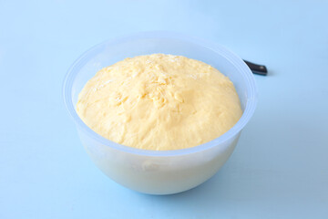 Hefeteig in einer Schüssel