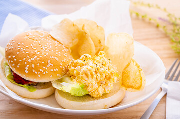 手作りハンバーガーとタマゴサンド