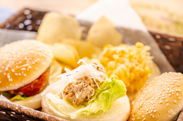 手作りサンドとハンバーガー