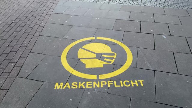 Maskenpflicht Warnung am Anfang der Reeperbahn in Hamburg, Germany