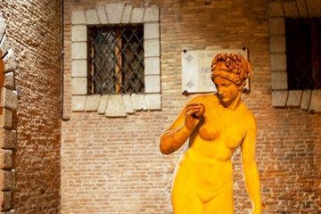 Statua, scultura imitazione di statua di età romana in ambientazione di città storica con edifici...