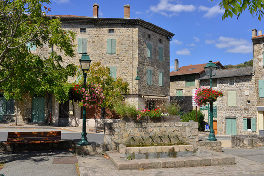 Fontaine fleurie place de la Mairie à Désaignes (07570), Ardèche en Auvergne-Rhône-Alpes, France