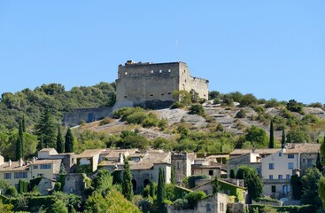 Fototapeta na wymiar Le château comtal dominant la ville de Vaison-la-Romaine