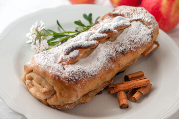 Delizioso strudel di mele sudtirolese, Cibo Italiano