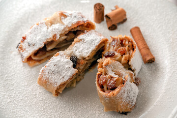 Delizioso strudel di mele sudtirolese, Cibo Italiano