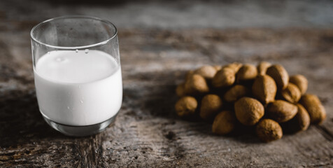 Bicchiere di latte di mandorla per colazione 