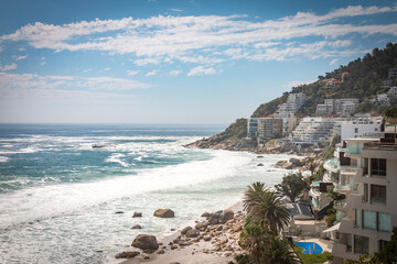 Naklejka premium boulders and villas on a bay in cape town