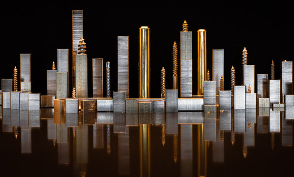 Panorama de b&acirc;timents et paysage urbain sur fond noir en agrafes et vis en m&eacute;tal avec &eacute;clairage de nuit et reflets. Projet d'architecture, construction, d&eacute;veloppement, concept urbain, immobilier.