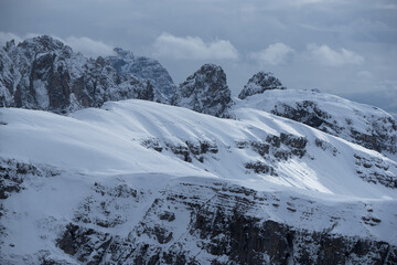 la bellezza dei paesaggi di montagna in inverno, una coltre di neve ricopre le cime delle dolomiti rendendo tutto più arrotondato, le montagne innevate