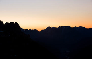 il principio di una bella alba in montagna, la skyline delle montagne alle prime luci dell'alba