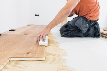 Handwerker verlegte Parkett in einem modernen Haus