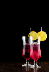 Dos copas de cocktail adornado con naranja