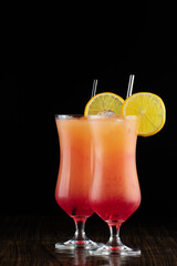 Dos cocktails sex on the beach adornados con naranja