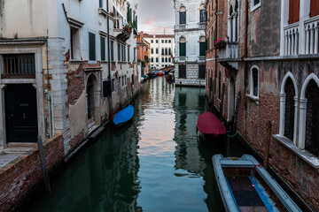 Fototapeta na wymiar Venice's canal, boat and traditional Venetian houses view.