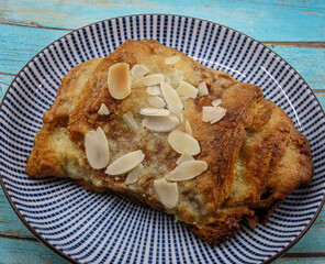 Croissant aux amandes sur une assiette