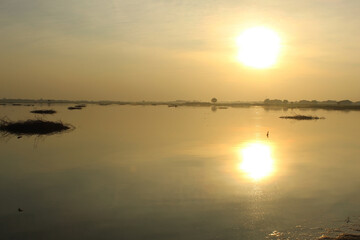 Obraz premium yellow sunset over the lake in Myanmar