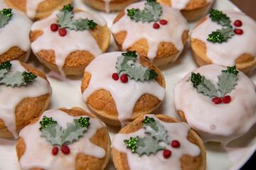 Obraz premium A plate of delicious Christmas mince pies covered in icing and edible holly