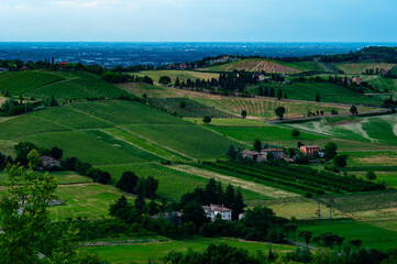 Fototapeta na wymiar Pomeriggio sulle colline bolognesi, Castelletto di Serravalle, panorami sotto il cielo con nuvole