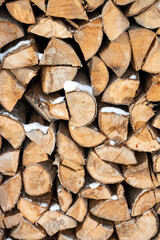 積み上げられた暖房用の薪
