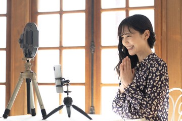 配信をする若いアジア人女性