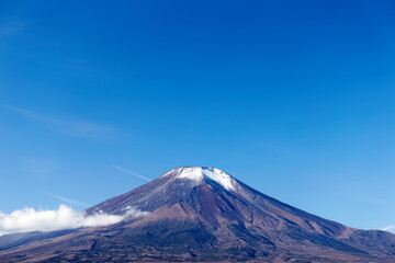 冬の朝、12月としては冠雪が少ない富士山を山中湖の長池親水公園付近から望む 山梨県山中湖村