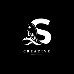 Obraz premium Initial letter S with leaf logo vector concept element. letter S monogram, with organic leaf fit for company and business