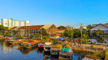 Obraz premium Aerial view of Ben Binh Dong (Binh Dong harbour) in lunar new year ( Tet Festical in Vietnam) with flower boats along side the river.