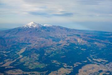 紅葉シーズンの鳥海山を空撮